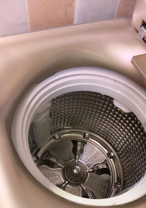 解决洗衣机底座清洗难题的实用方法（从一根钢丝到一瓶洗衣机清洁剂）  第3张