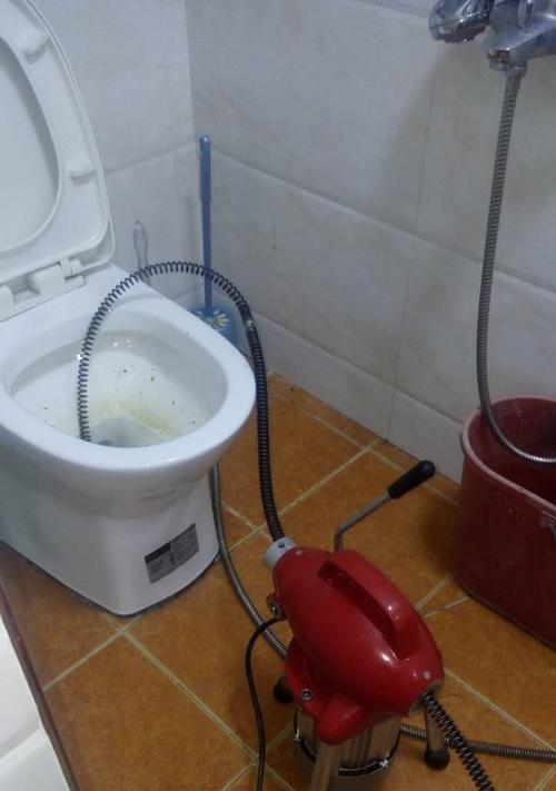 卫生间抽水马桶漏水的处理方法（如何解决卫生间抽水马桶漏水问题）  第2张