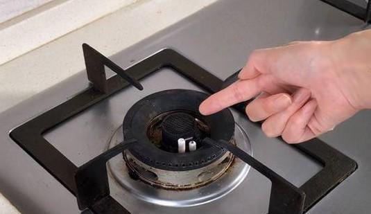 燃气灶进水不能着火（燃气灶进水原因分析及保养技巧详解）  第3张