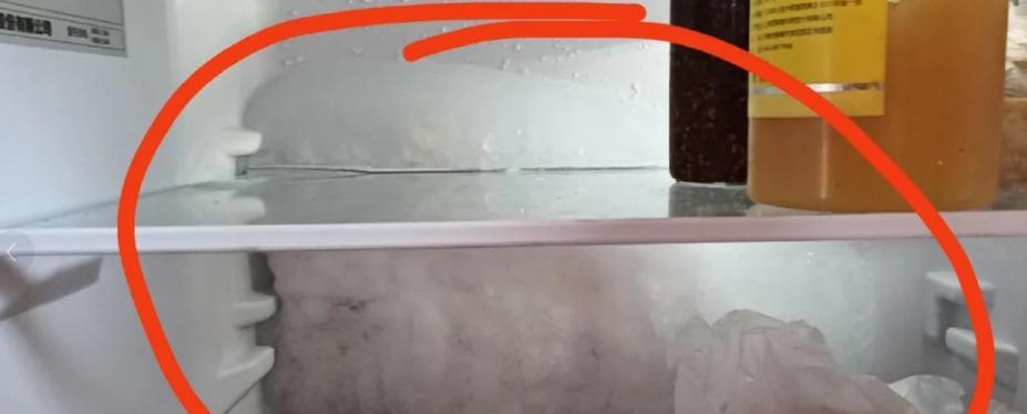 冰柜排水孔除霜法（使用冰柜排水孔来快速有效除去霜冻的方法）