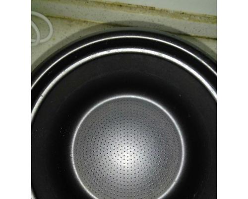 电饭煲底座黑色问题解决方法（如何清洁和保养电饭煲底座）