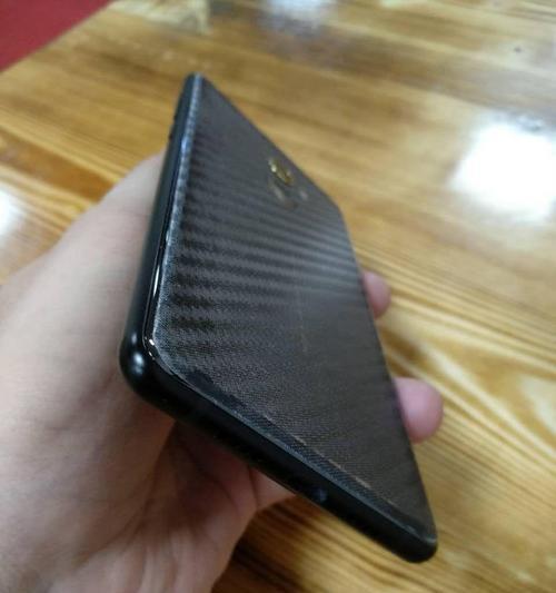 如何处理显示器小划痕（简单有效的小划痕修复方法）