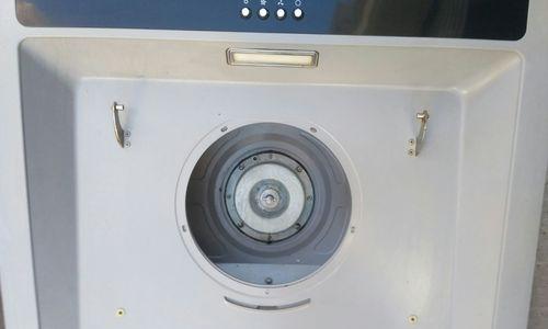 使用鞋垫清洗油烟机，轻松除去顽固油污（简单实用）