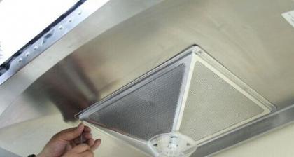油烟机风轮清洗方法大揭秘（如何轻松清除油烟机风轮上的顽固油渍）  第1张