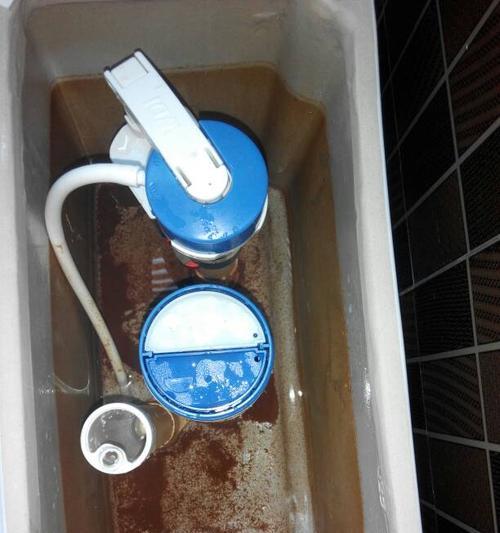 如何自己修理漏水的抽水马桶水箱（快速解决水箱漏水问题的实用方法）  第2张